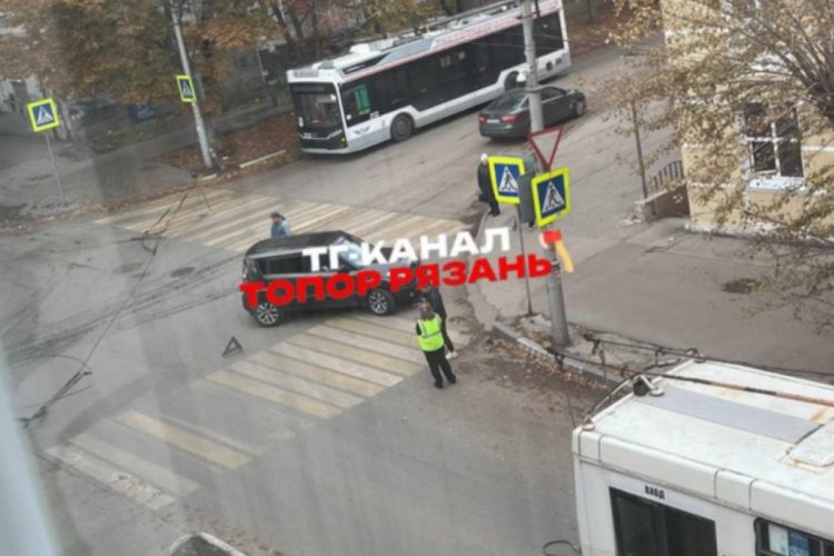 На улице Островского оборвались троллейбусные провода