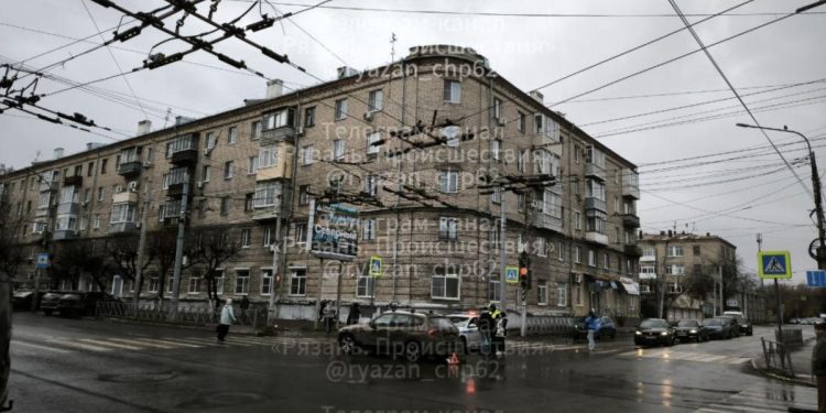 В центре Рязани столкнулись две легковушки В центре Рязани столкнулись две легковушки