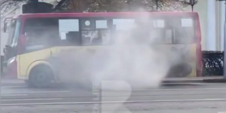 На рязанской площади Ленина задымилась маршрутка