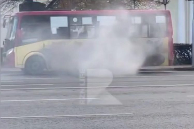 На рязанской площади Ленина задымилась маршрутка