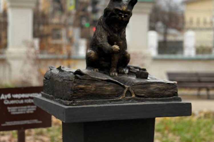 Вандалы "отняли" у Ученого кота у РГУ имени Есенина перо