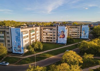 Рязанский художник Демин показал свои муралы в Забайкальском крае