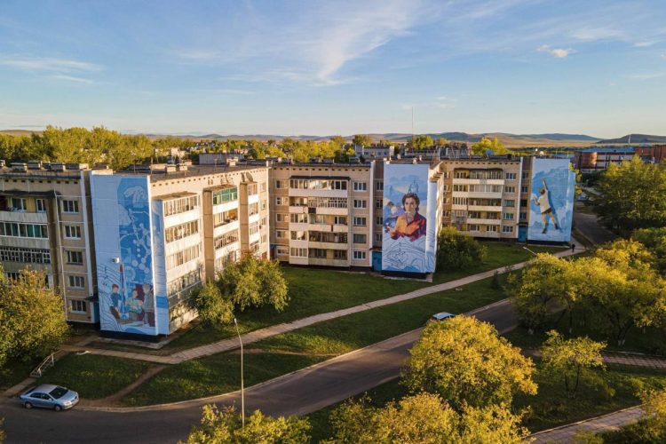 Рязанский художник Демин показал свои муралы в Забайкальском крае