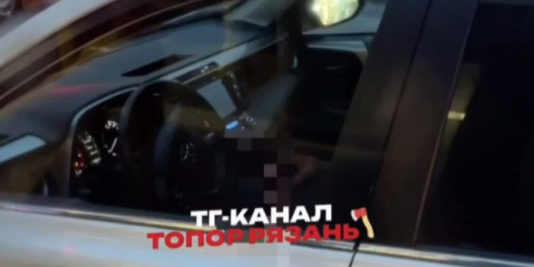 Рязанцы засняли мастурбирующего в пробке водителя