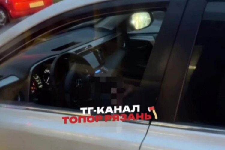 Рязанцы засняли мастурбирующего в пробке водителя