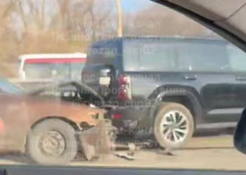 Около рязанского ТРЦ "Премьер" столкнулись два автомобиля Около рязанского ТРЦ «Премьер» столкнулись два автомобиля