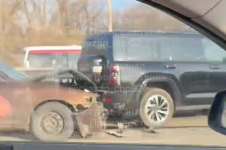 Около рязанского ТРЦ "Премьер" столкнулись два автомобиля