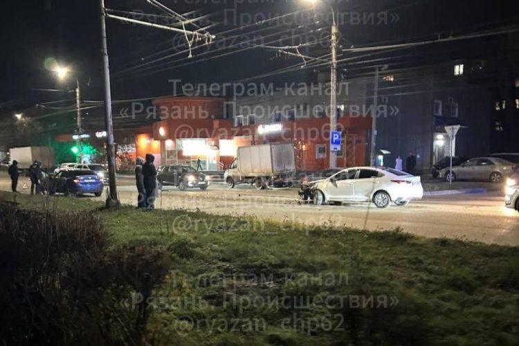 На улице Крупской столкнулись две легковушки