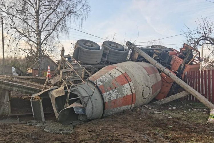 В Спасском районе на забор дома опрокинулся автобетоносмеситель
