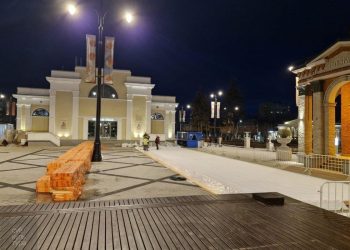 На Рязанской ВДНХ приступили к монтажу катка На Рязанской ВДНХ приступили к монтажу катка