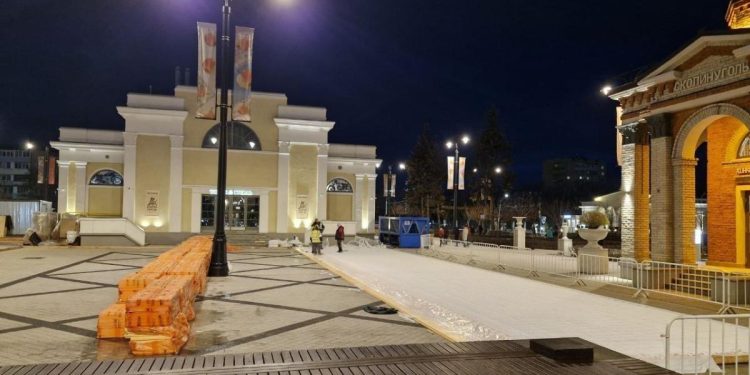 На Рязанской ВДНХ приступили к монтажу катка