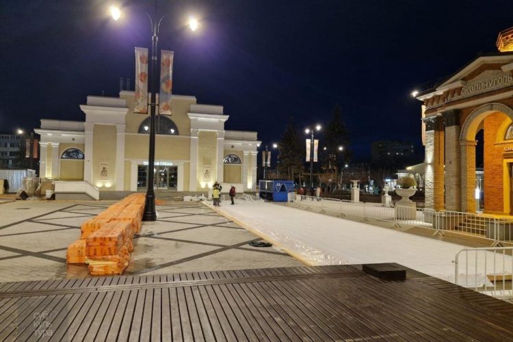 На Рязанской ВДНХ приступили к монтажу катка