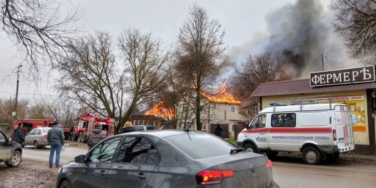 В рязанском Касимове сгорели два жилых дома, погибла женщина В рязанском Касимове сгорели два жилых дома, погибла женщина