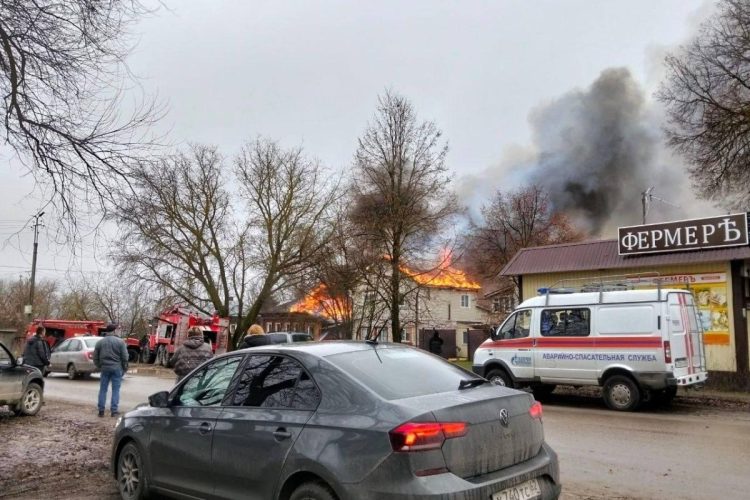 В рязанском Касимове сгорели два жилых дома, погибла женщина