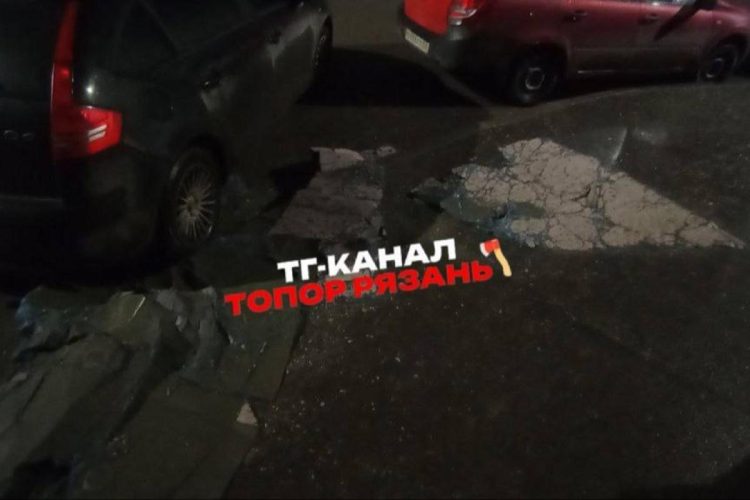 С фасада рязанской многоэтажки отвалилась часть облицовки