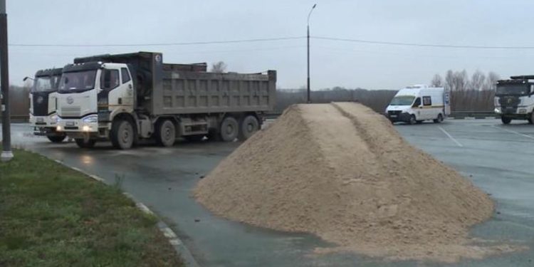 Водители большегрузов пытаются обойти ограничения на подъездах к мосту через рязанскую Оку Водители большегрузов пытаются обойти ограничения на подъездах к мосту через рязанскую Оку