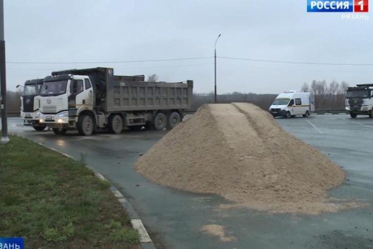 Водители большегрузов пытаются обойти ограничения на подъездах к мосту через рязанскую Оку