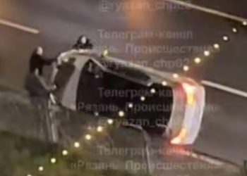 На Московском шоссе легковушка опрокинулась на бок