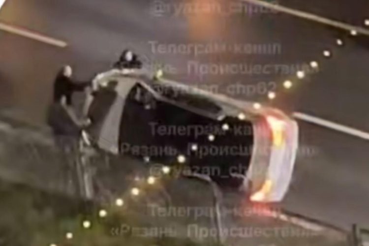 На Московском шоссе легковушка опрокинулась на бок