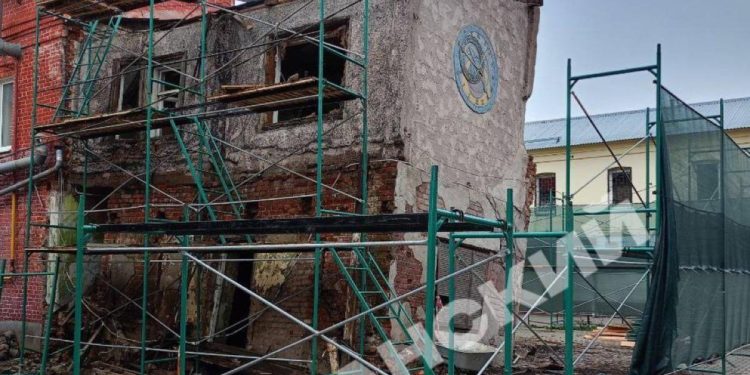 Около рязанского ТРЦ «Малина» огородили разрушающееся здание