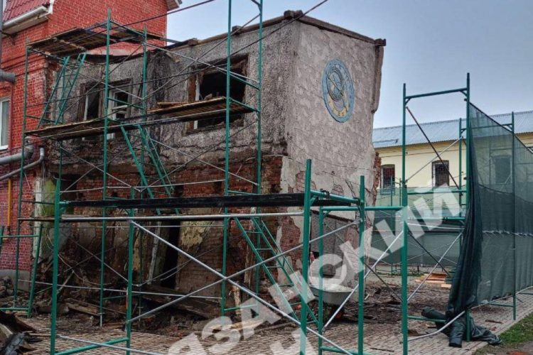 Около рязанского ТРЦ "Малина" огородили разрушающееся здание