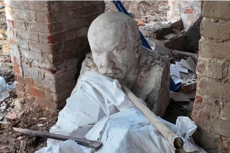 При реставрации "резного домика" в Рязани обнаружили бюст Ленина