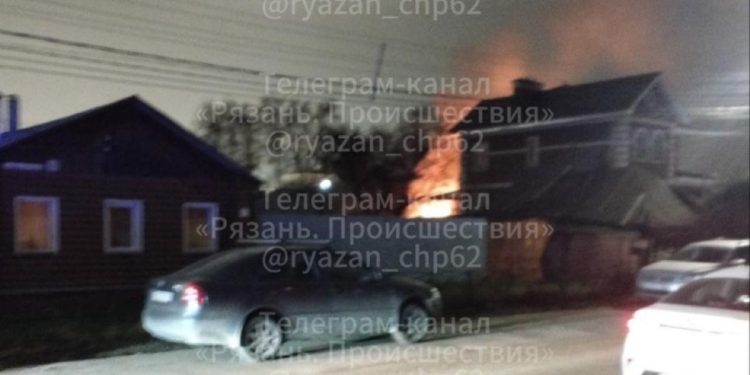 На улице Лесопарковой горел дом