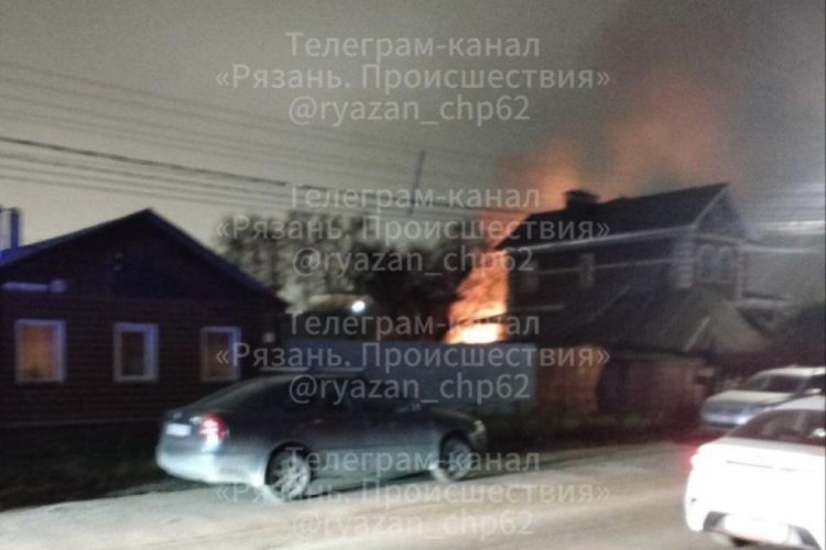 На улице Лесопарковой горел дом