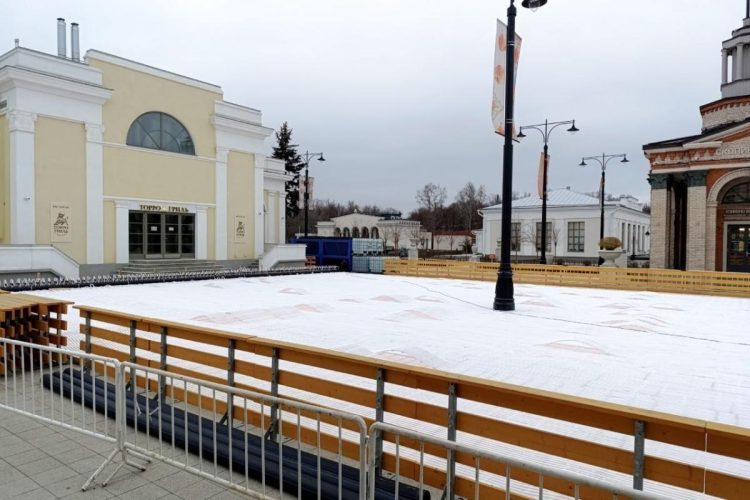 На Рязанской ВДНХ завершаются работы по монтажу катка