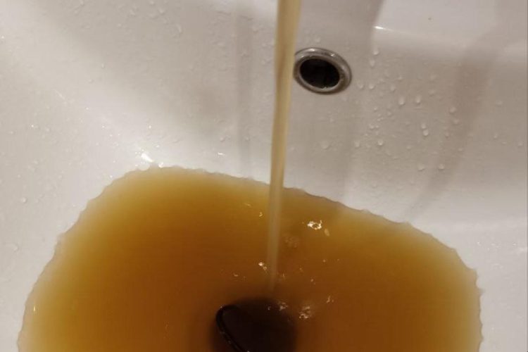 Рязанцы пожаловались на ржавую воду, которая течет из крана
