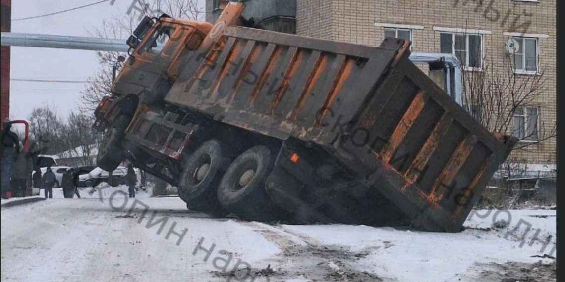 В рязанском Скопине под отремонтированный асфальт провалился КамАЗ