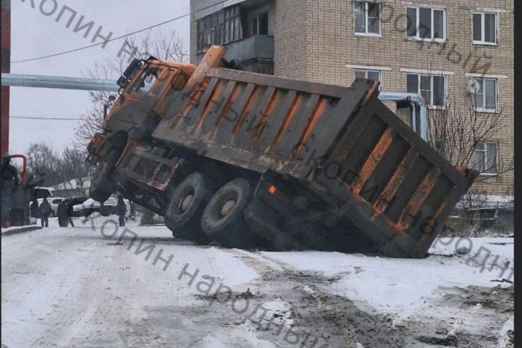 В рязанском Скопине под отремонтированный асфальт провалился КамАЗ