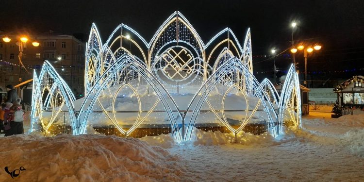 На рязанской площади Победы к Новому году украсили фонтан