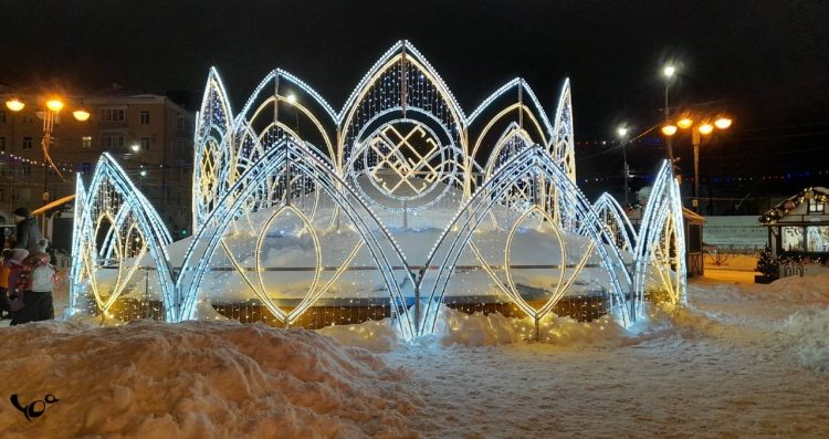 На рязанской площади Победы к Новому году украсили фонтан