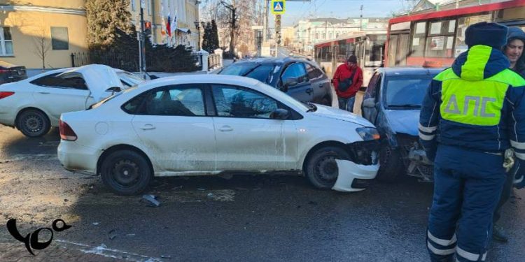 В Сети появились фото с места массового ДТП в центре Рязани