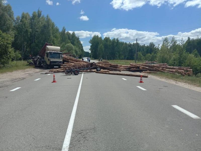 В Шиловском районе В ДТП с трактором и лесовозом погибла женщина