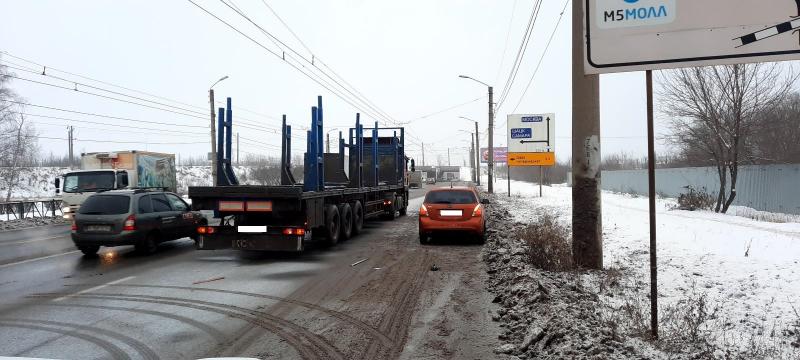 На Московском шоссе столкнулись грузовик и легковой автомобиль