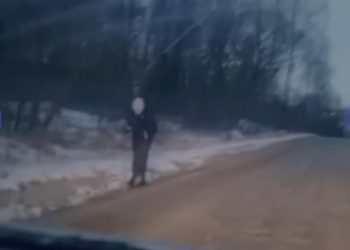 В скопинской деревне Ивановка дети вынуждены идти из школы в темноте по лесной дороге В скопинской деревне Ивановка дети вынуждены идти из школы в темноте по лесной дороге