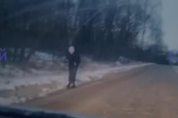 В скопинской деревне Ивановка дети вынуждены идти из школы в темноте по лесной дороге