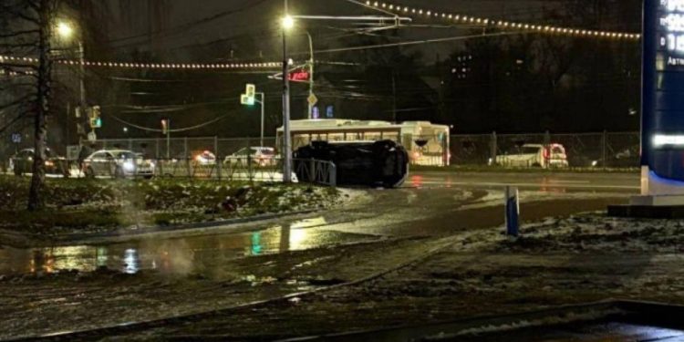 На Московском шоссе перевернулся легковой автомобиль