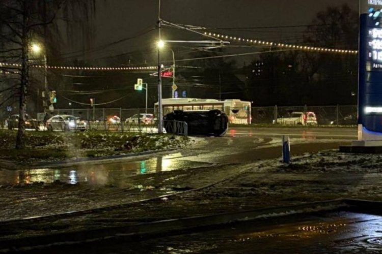 На Московском шоссе перевернулся легковой автомобиль