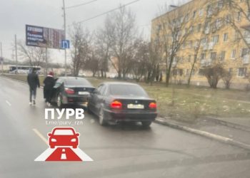 На улице Солнечной столкнулись две легковушки