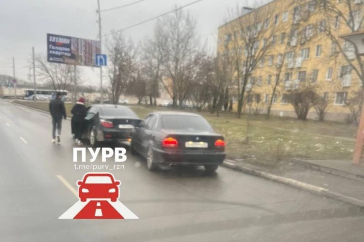 На улице Солнечной столкнулись две легковушки