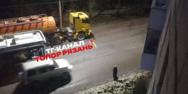 Рязанская полиция отреагировала на информацию о столкновении бензовоза и автобуса Рязанская полиция отреагировала на информацию о столкновении бензовоза и автобуса