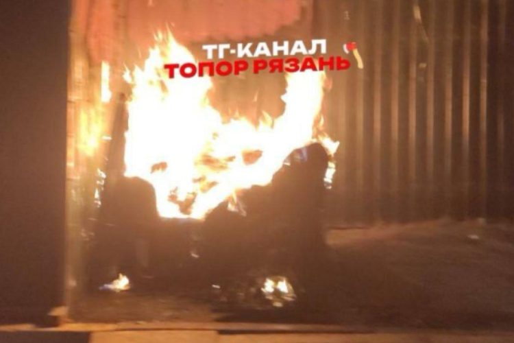 На улице Затинной из-за петарды произошел пожар