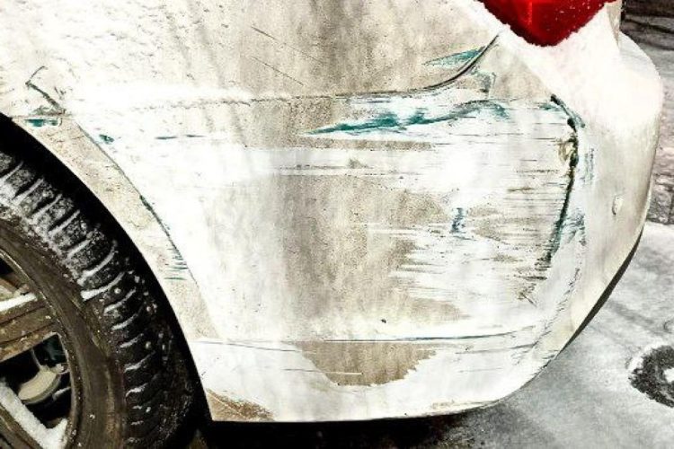 В рязанском Новомичуринске неизвестный врезался в автомобиль и скрылся с места ДТП