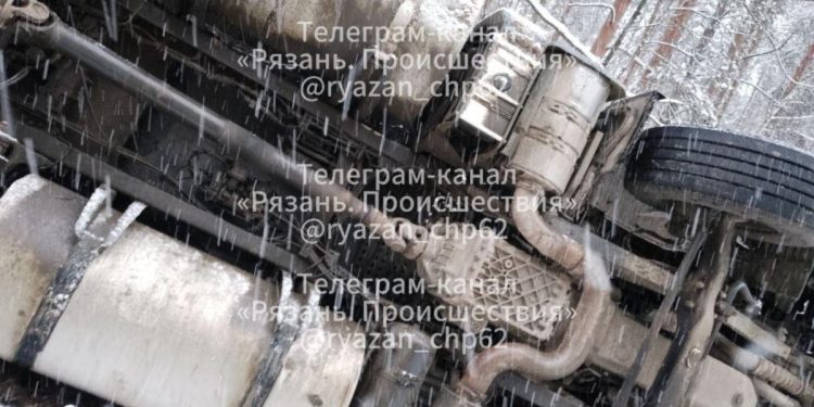 На рязанской трассе ночью фура не вписалась в поворот