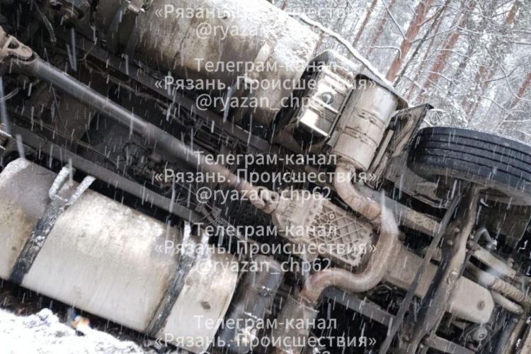 На рязанской трассе ночью фура не вписалась в поворот