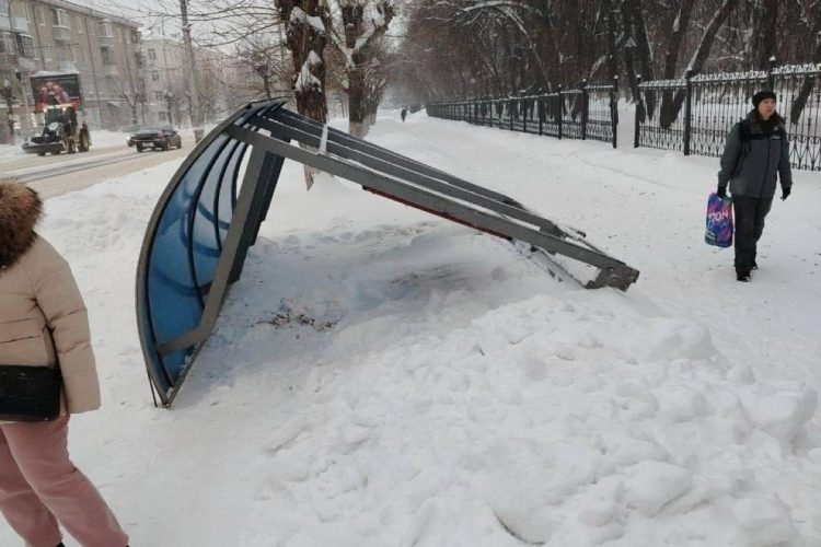 В Рязани ветер повалил остановку автобуса