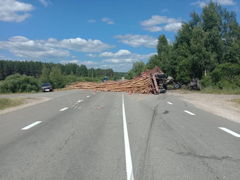 В Шиловском районе В ДТП с трактором и лесовозом погибла женщина